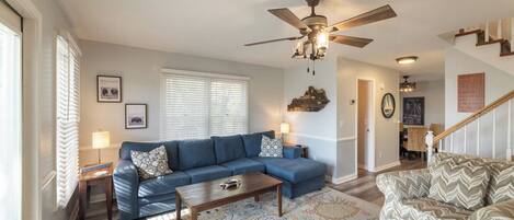 Fernseher, Kamin, DVD-Player