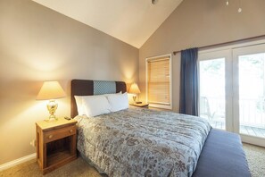 2 bedrooms, iron/ironing board, free WiFi, bed sheets - Two Bedroom Harbor View Condo (Grand Rivers)