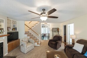 TV, caminetto, lettore DVD