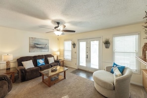 TV, fireplace, DVD player - Three Bedroom Hurst Haven Condo (Grand Rivers)