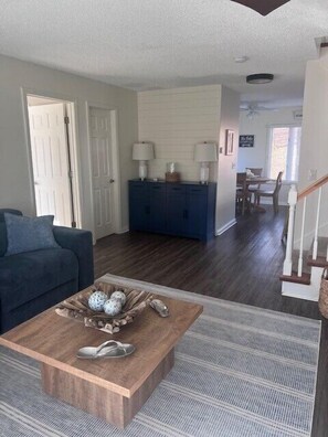 テレビ、暖炉、DVD プレーヤー