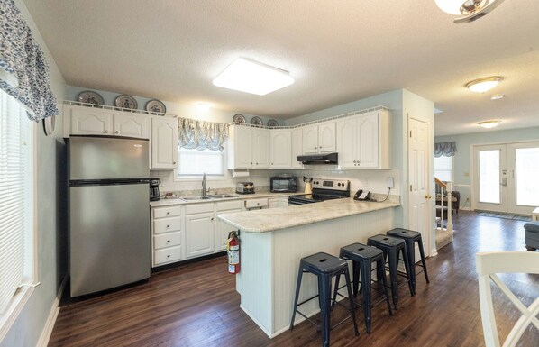 Fridge, microwave, oven, stovetop - Three Bedroom Hurst Heaven Condo (Grand Rivers)