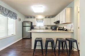 Réfrigérateur, four à micro-ondes, un four, surface de cuisson