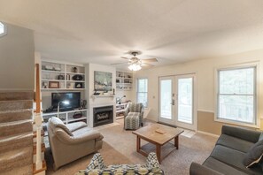 TV, fireplace, DVD player - Three Bedroom Hurst Haven Condo (Grand Rivers)