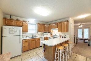Fridge, microwave, oven, stovetop - Three Bedroom Hurst Haven Condo (Grand Rivers)