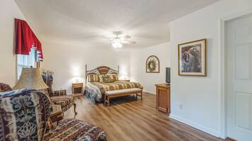 4 habitaciones, tabla de planchar con plancha y acceso a internet