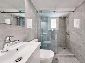 Deluxe Apartment, 3 Bedrooms, Air conditioning, City View | Bathroom