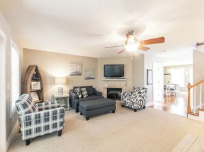 Fernseher, Kamin, DVD-Player