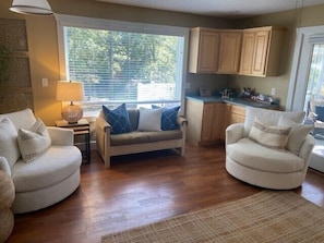 Fernseher, Kamin, DVD-Player