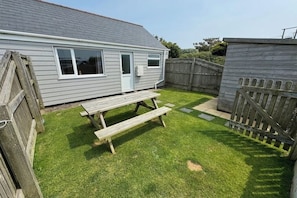 Outdoor dining - Atlantic View Chalets #4 | Self-catering holiday cottage near Crantock beach (Newquay)