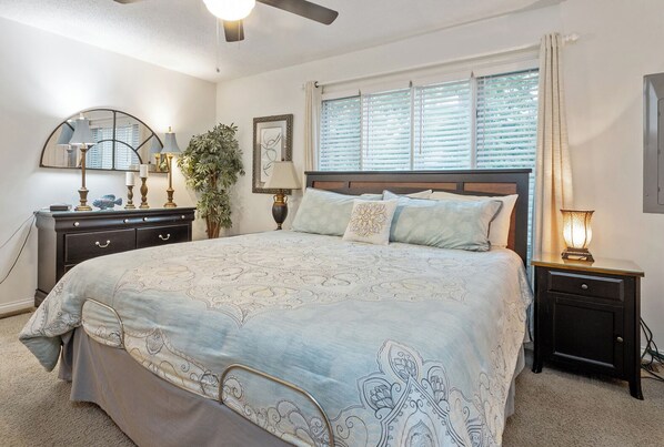 2 bedrooms, iron/ironing board, Internet, bed sheets - Two Bedroom Bayside Condo (Grand Rivers)