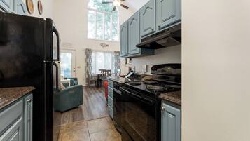 冰箱、微波炉、烤箱、炉灶