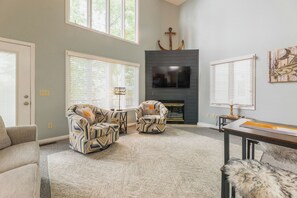 Fernseher, Kamin, DVD-Player