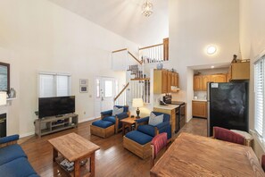 Fernseher, Kamin, DVD-Player