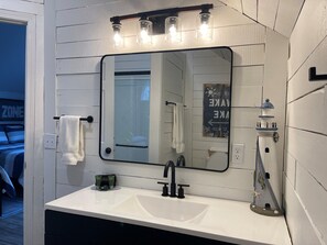 Sèche-cheveux, serviettes fournies