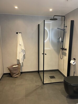 Een douche, een haardroger, handdoeken, zeep
