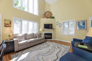 電視、壁爐、DVD 播放機