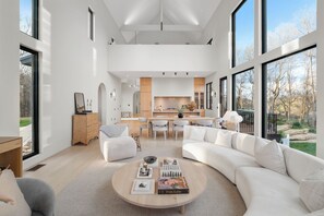 Smart-tv, een open haard, videospelletjes en een dvd-speler