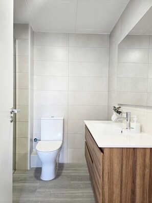 Een douche, een haardroger, handdoeken