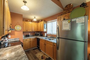 Geladeira, micro-ondas, fogão, cooktop