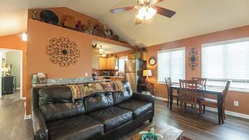 Een televisie, een open haard en een dvd-speler