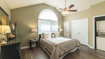 1 slaapkamer, een strijkplank/strijkijzer, internet, beddengoed