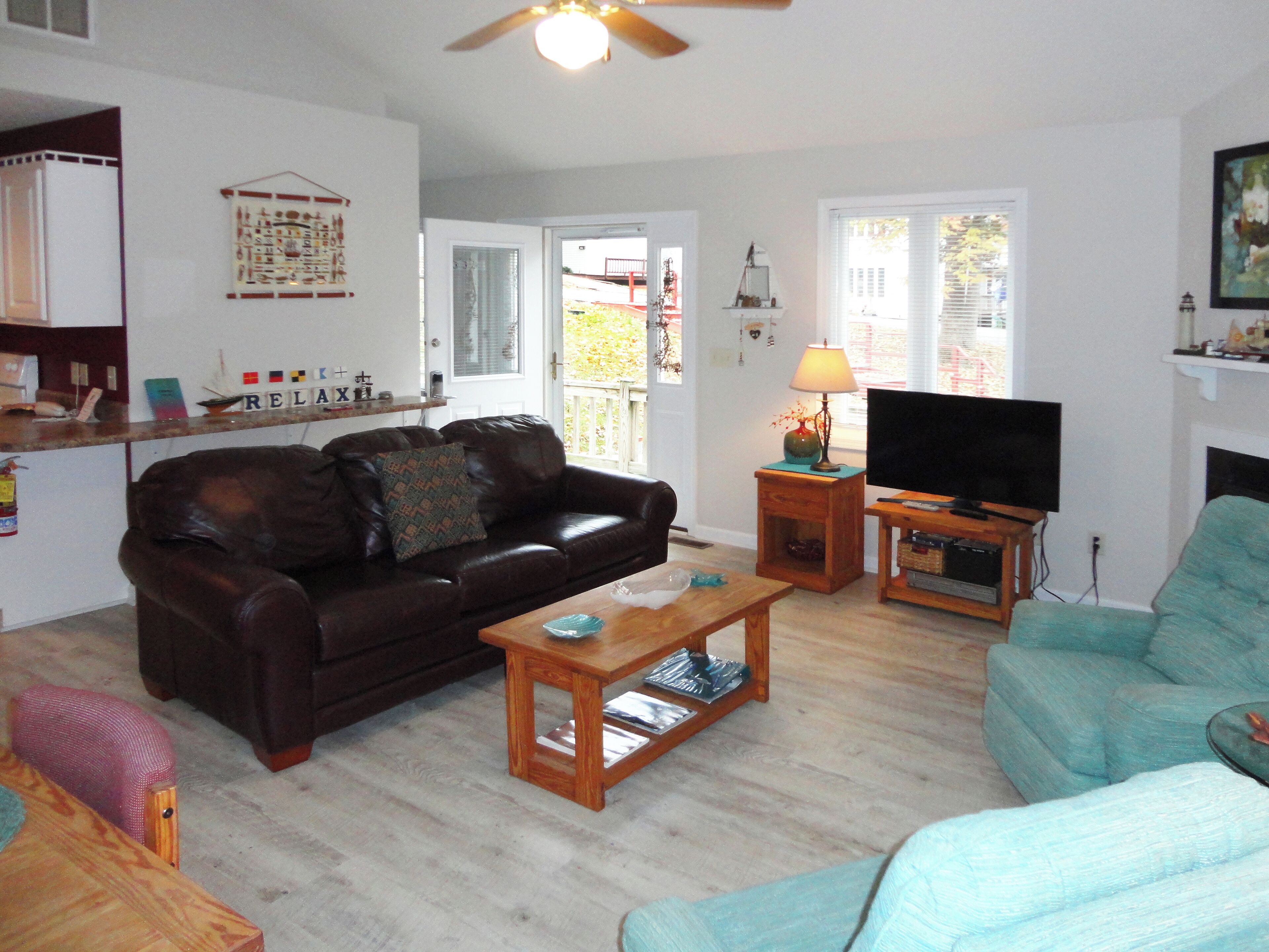 Televisión, chimenea, reproductor de DVD