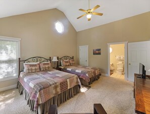 4 bedrooms, iron/ironing board, Internet, bed sheets