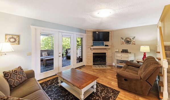 TV, fireplace, DVD player - Four Bedroom Yacht Condo (Grand Rivers)