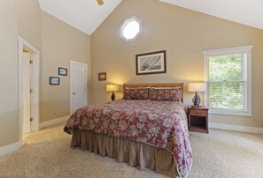 4 bedrooms, iron/ironing board, Internet, bed sheets - Four Bedroom Yacht Condo (Grand Rivers)