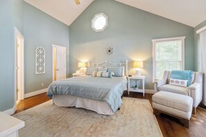 4 bedrooms, iron/ironing board, internet, bed sheets