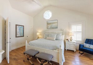 4 bedrooms, iron/ironing board, internet, bed sheets - Four Bedroom Yacht Condo (Grand Rivers)