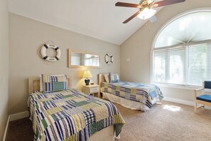 4 bedrooms, iron/ironing board, internet, bed sheets - Four Bedroom Yacht Condo (Grand Rivers)