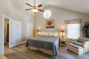 4 bedrooms, iron/ironing board, internet, bed sheets - Four Bedroom Yacht Condo (Grand Rivers)
