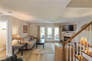 Televisie, een open haard en een dvd-speler