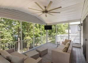 TV, fireplace, DVD player - Four Bedroom Yacht Condo (Grand Rivers)