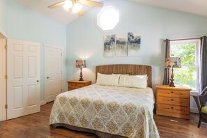 4 bedrooms, iron/ironing board, Internet, bed sheets - Four Bedroom Yacht Condo (Grand Rivers)