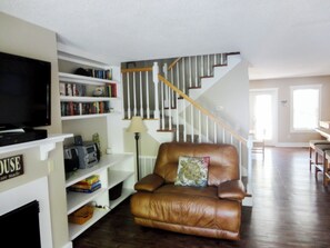 Fernseher, Kamin, DVD-Player