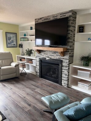 TV, fireplace, DVD player - Executive Three Bedroom Yacht Condo (Grand Rivers)
