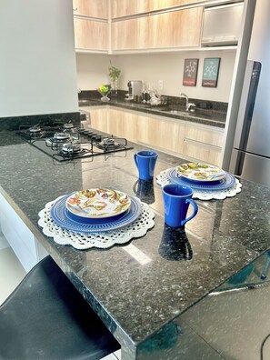Geladeira, micro-ondas, fogão, cooktop