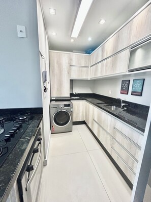 Een koelkast, een magnetron, een oven, een kookplaat