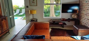 Smart TV, fireplace, books - The Crescent Hideaway (Franschhoek)