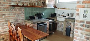 Fridge, microwave, oven, stovetop - The Crescent Hideaway (Franschhoek)