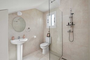 Douche, sèche-cheveux, serviettes fournies