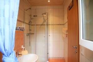 Ducha, secador de pelo, toallas, papel higiénico