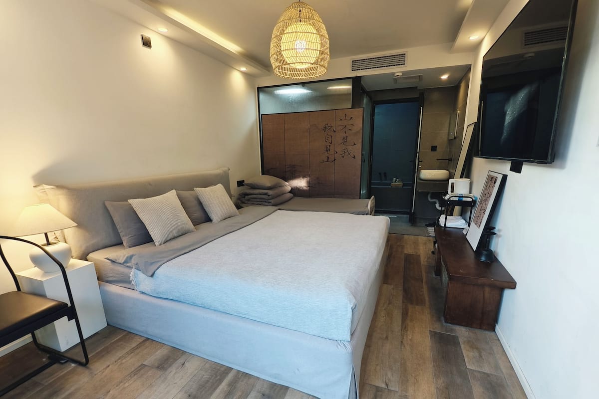 City Double Room | Free WiFi, bed sheets