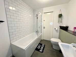 Apartment | Bathroom | Combined shower/bathtub, deep-soaking bathtub, free toiletries - City Haven - Modern 2 Bedroom in Sheffield (Sheffield)