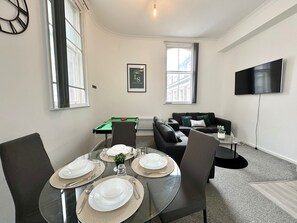 Apartamento | Zona de estar | Una televisión