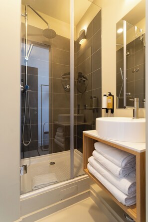 Junior Double Room | Bathroom | Shower, hair dryer, towels, soap - Lapa Diplomatic Suite&Flat by FeelLisboa (Lisbon)