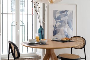 Comfort Studio | In-room dining - Lapa Diplomatic Suite&Flat by FeelLisboa (Lisbon)